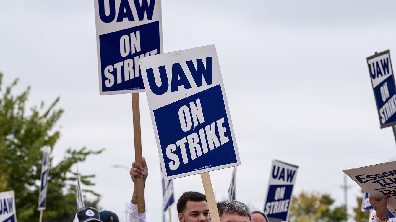 Protest signs that say "UAW on strike"