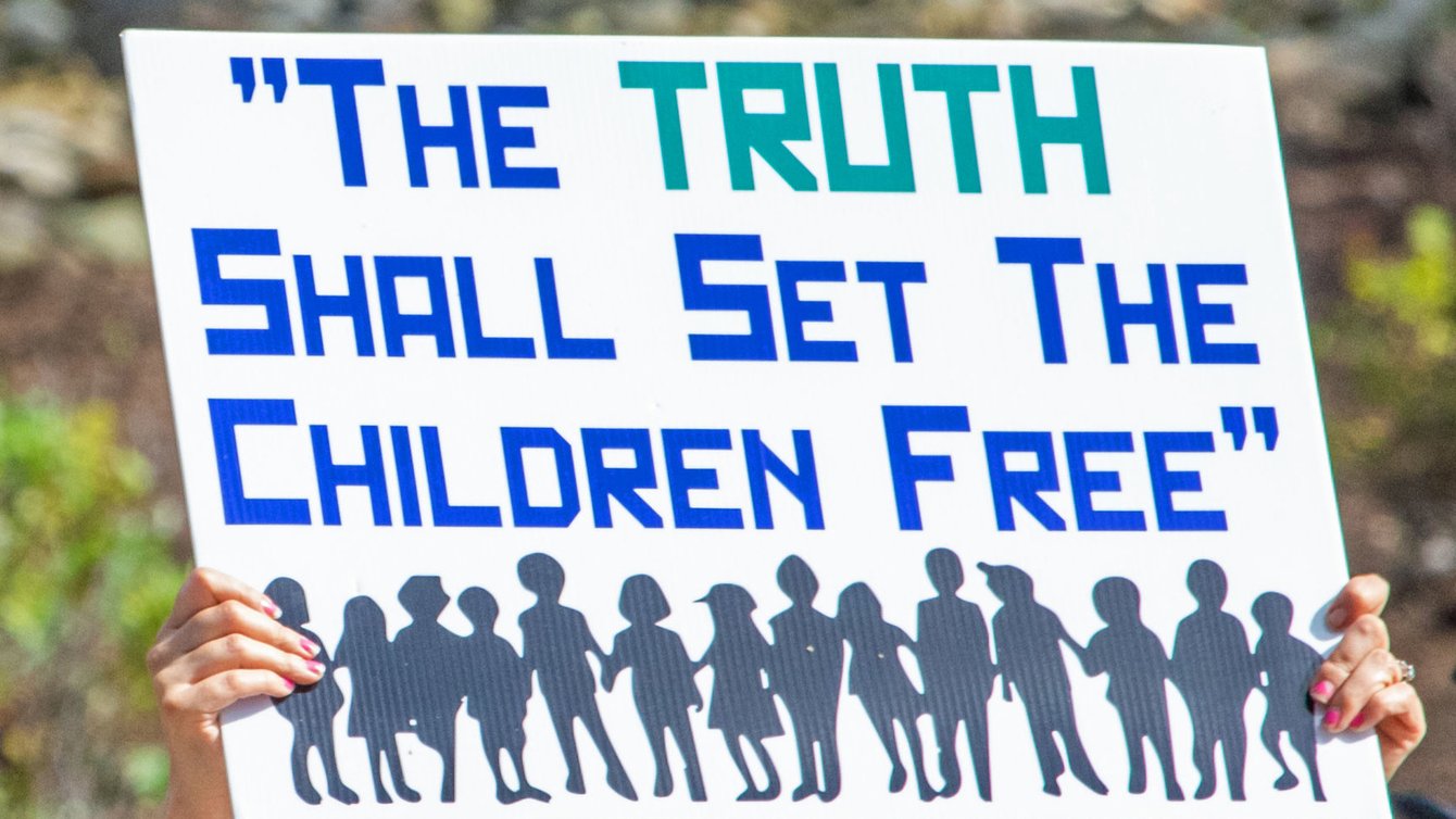 A sign that says "The Truth shall set the children free."