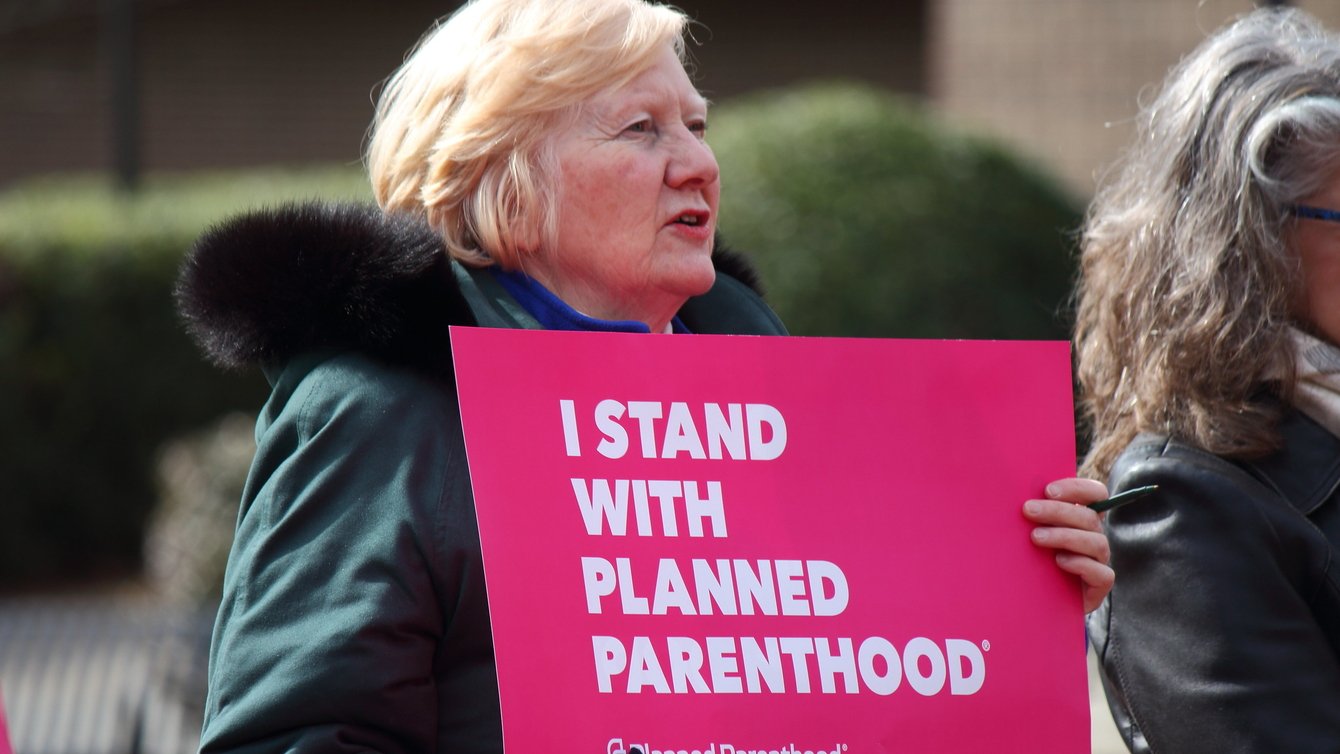 A sign that says "I stand with planned parenthood"