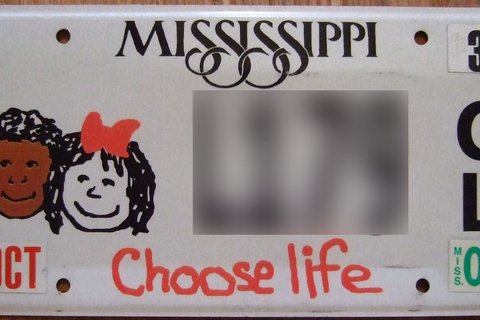 A Mississippi License plate that says "Choose Life"