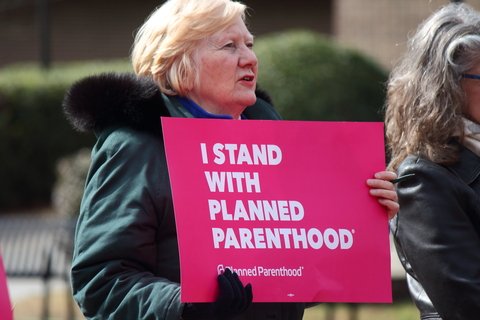 A sign that says "I stand with planned parenthood"