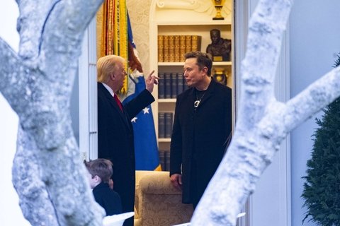 Trump and Musk talking to each other in a room.